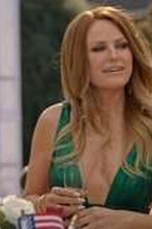 The Hunting Wives Season 1 Episode 1 - Poster